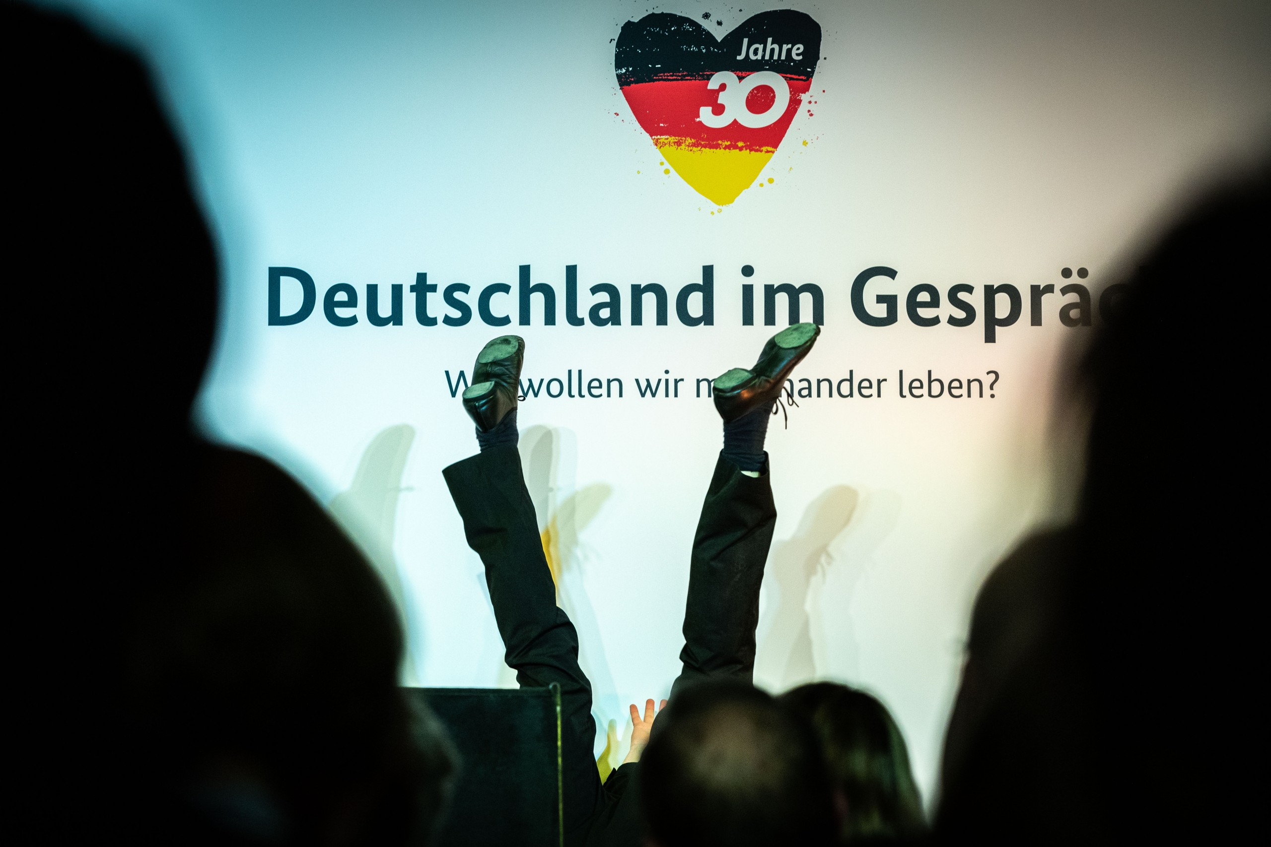 30_jahre_mauerfall_bundesregierung_jubiläumsjahr_orca_vaterblut_agentur_event_saal_publikum_stuhlwanderung
