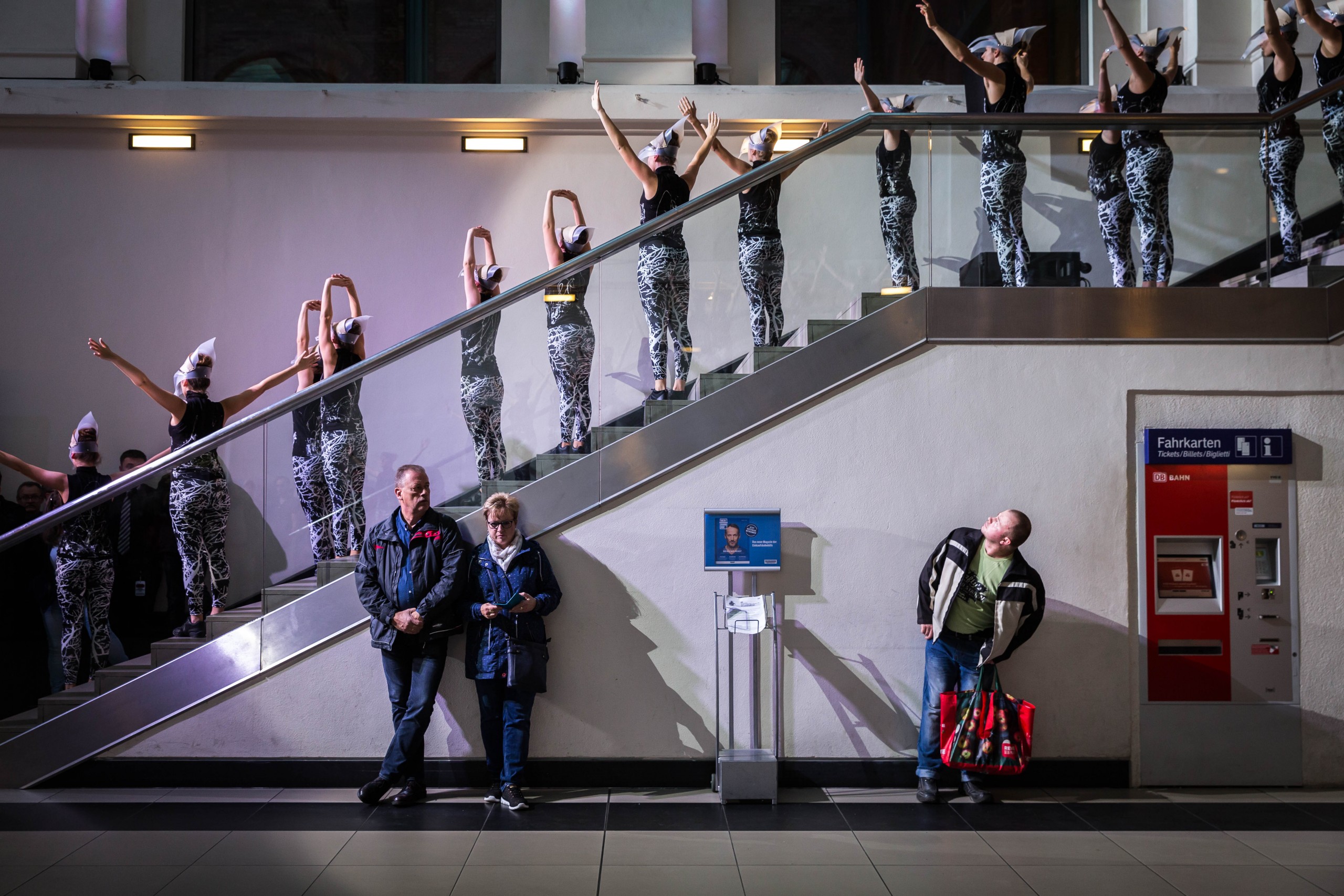 30_jahre_mauerfall_bundesregierung_jubiläumsjahr_orca_vaterblut_agentur_event_rolltreppe_inszinierung 