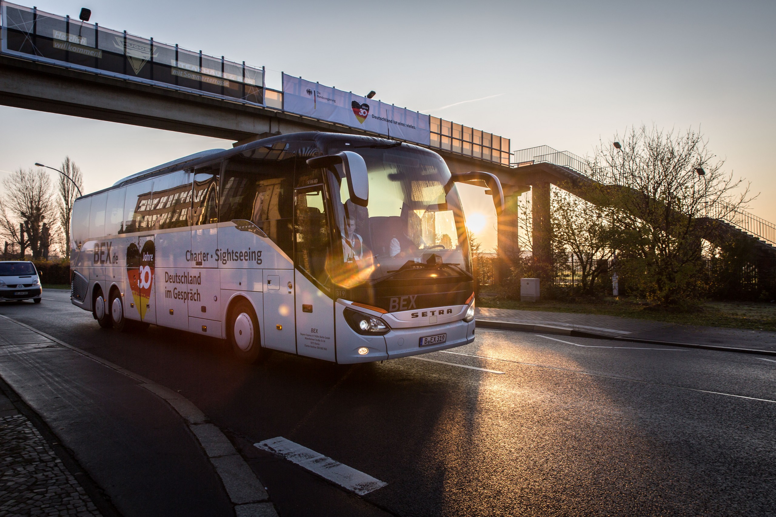 30_jahre_mauerfall_bundesregierung_jubiläumsjahr_orca_vaterblut_agentur_event_reisebus_sonne