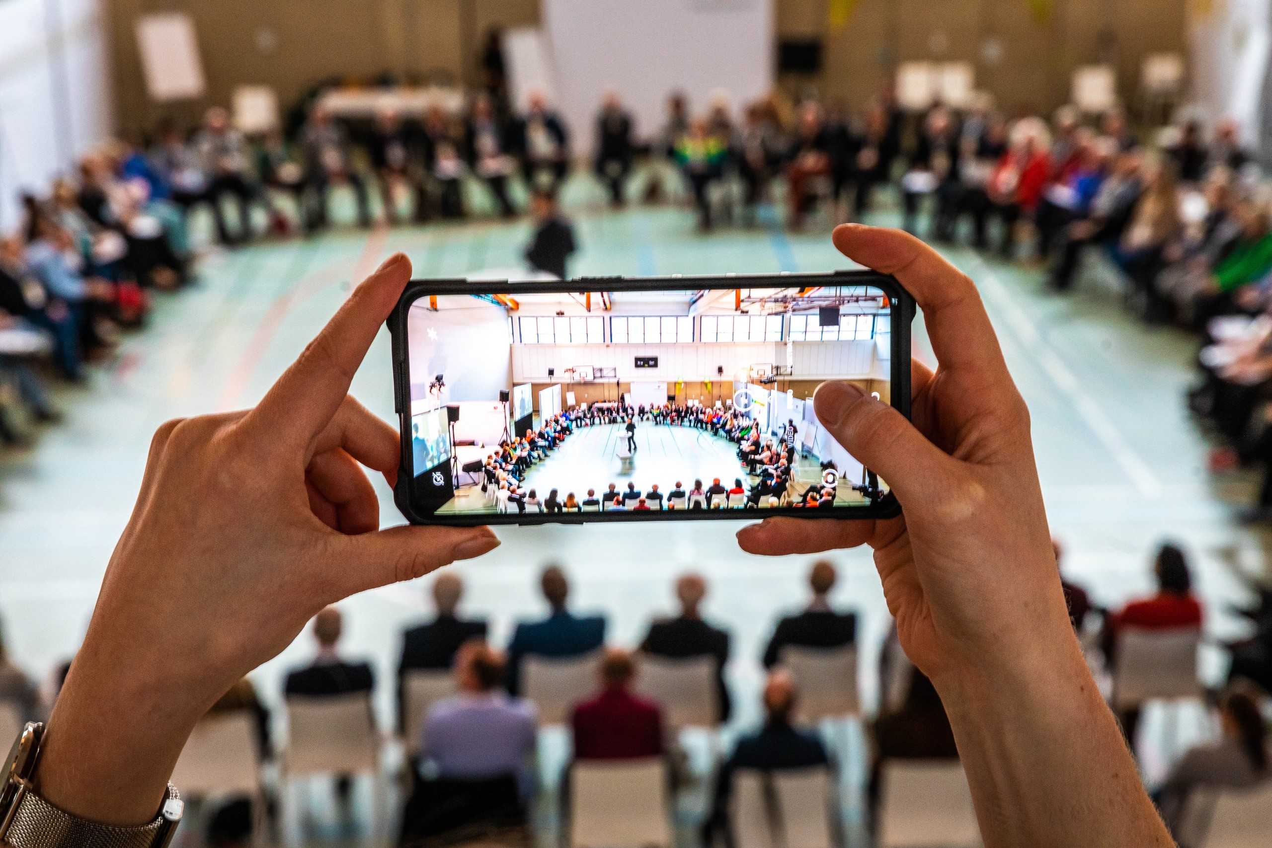 30_jahre_mauerfall_bundesregierung_jubiläumsjahr_orca_vaterblut_agentur_event_stuhlkreis_handy_fotoaufnahme