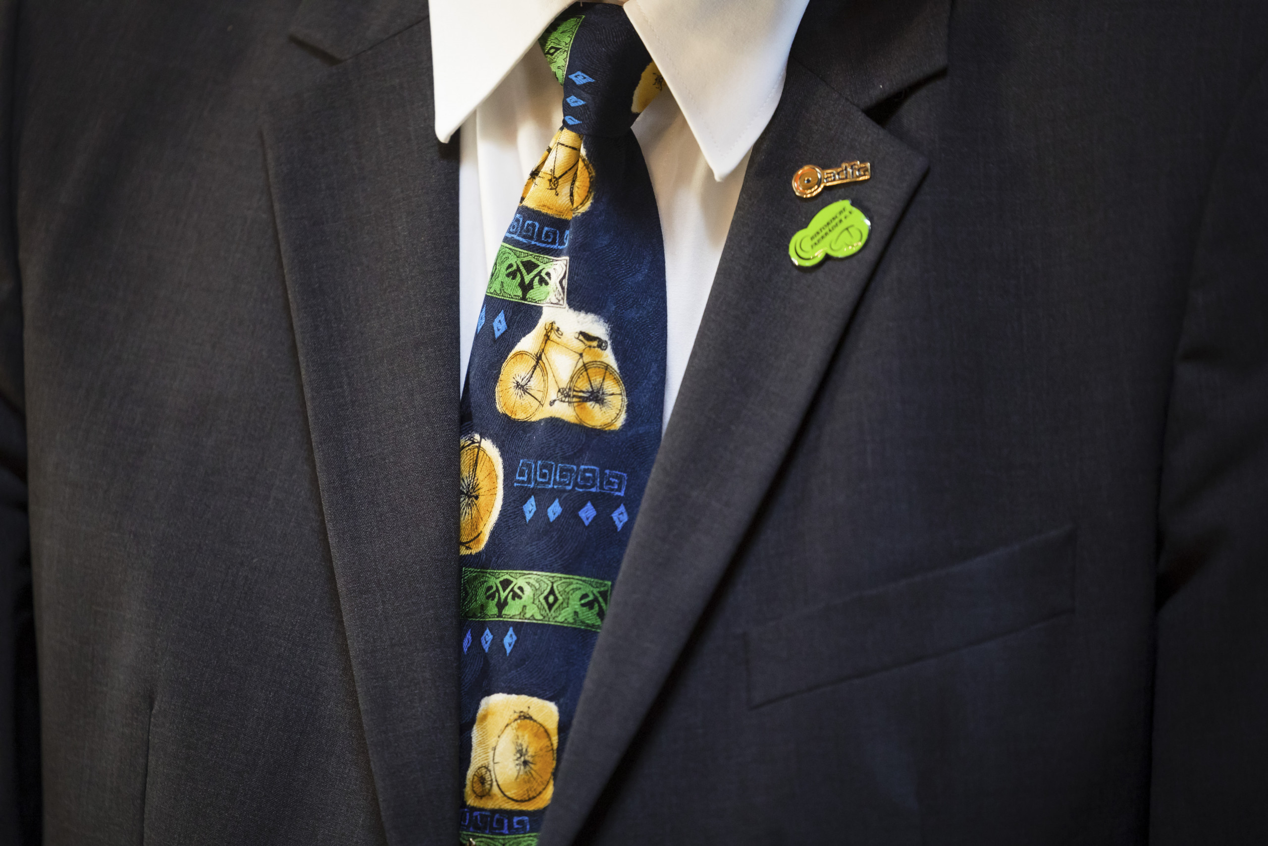 zweirad_vaterblut_krawatte_fahrrad