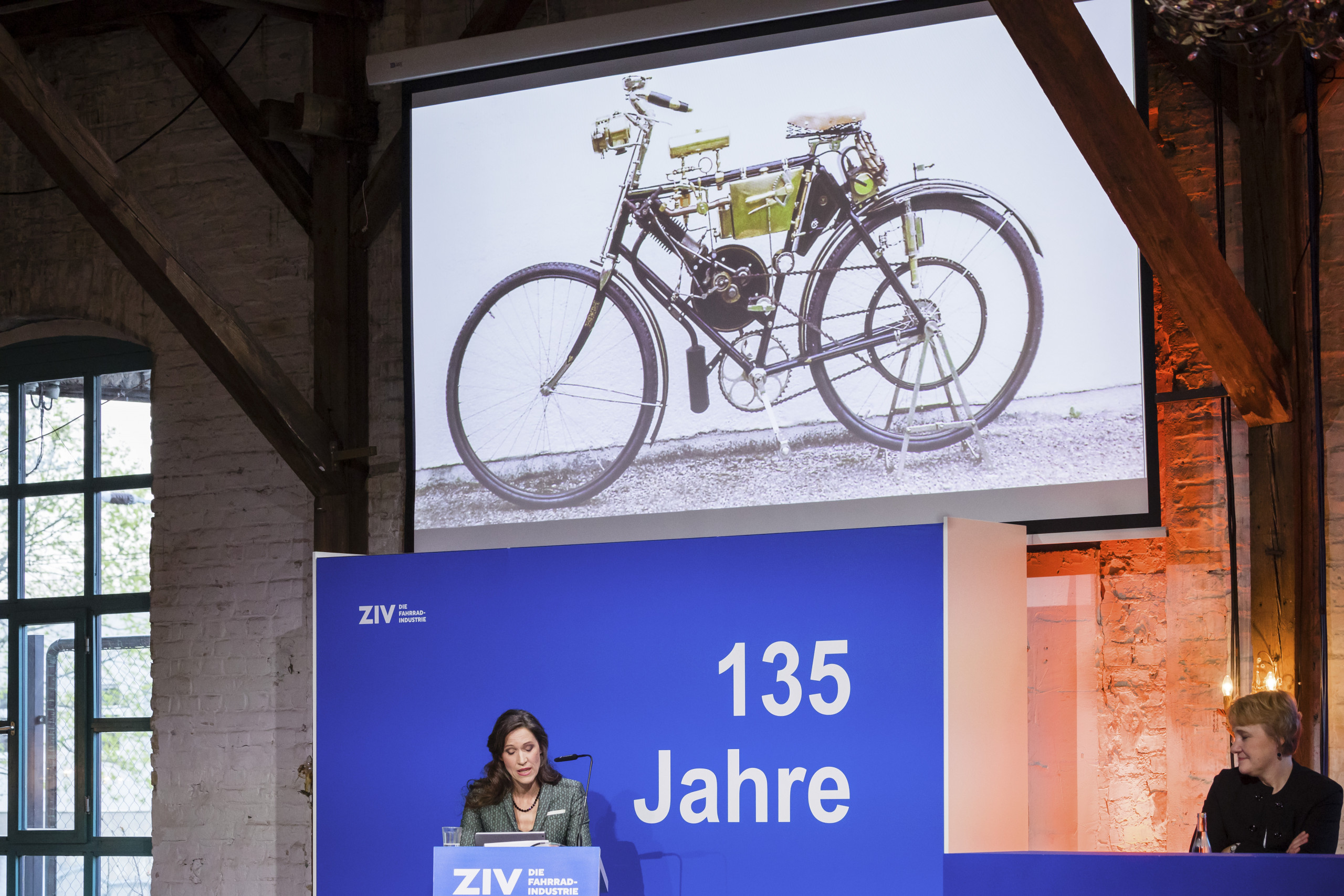 zweirad_vaterblut__bühne_speakerin