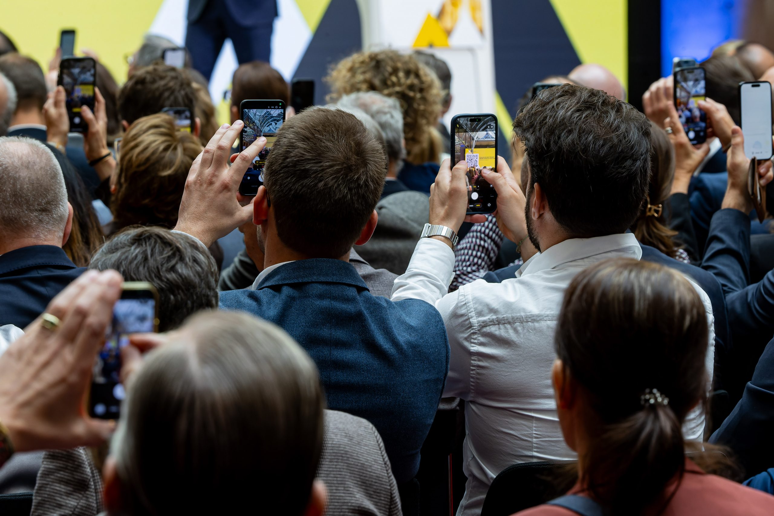 markenverband_vaterblut_agentur_event_bühne_tag_der_markenwirtschaft_2025_qr_code_handy