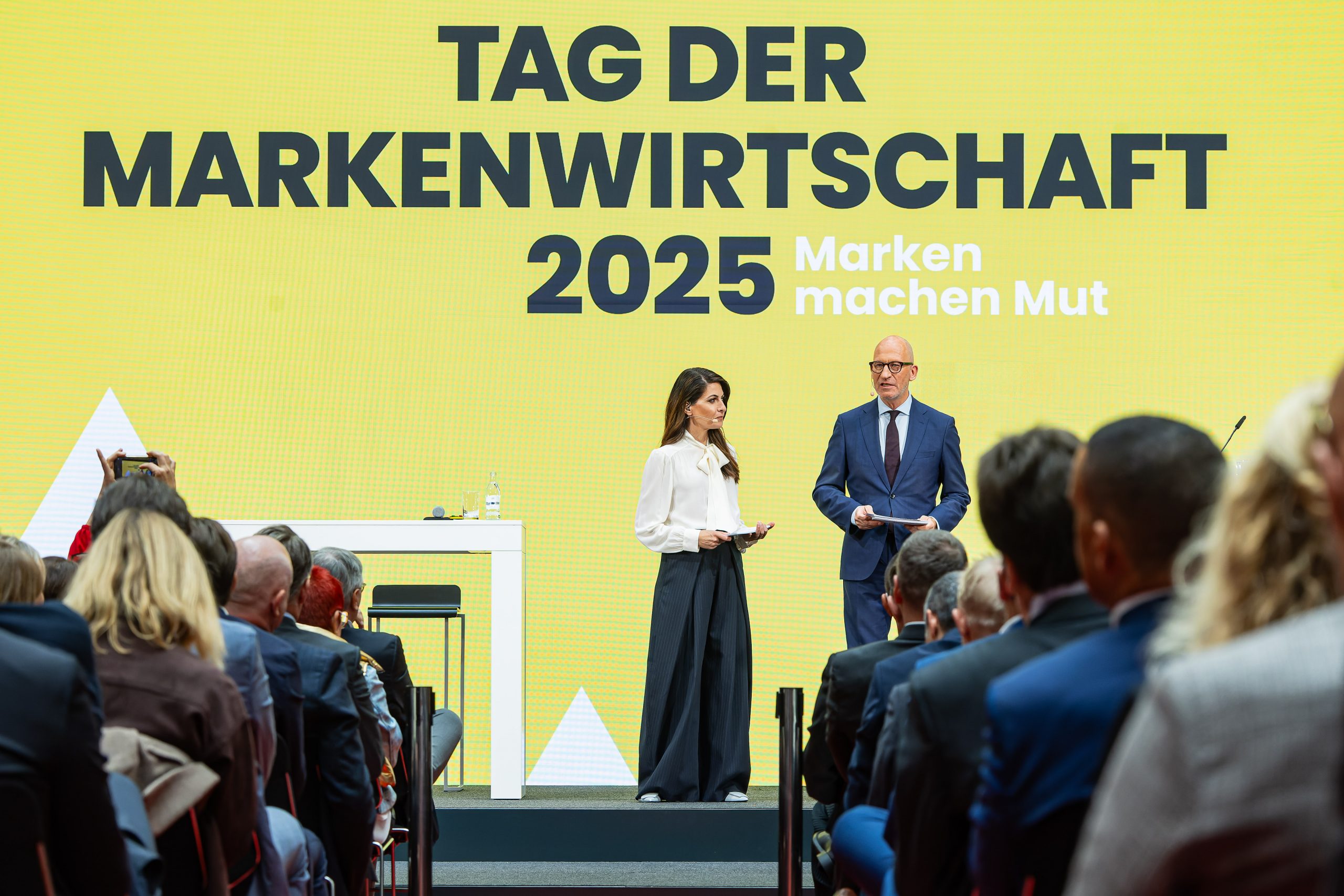 markenverband_vaterblut_agentur_event_bühne_patrick_kammerer_linda_zervakis_tag_der_markenwirtschaft_2025