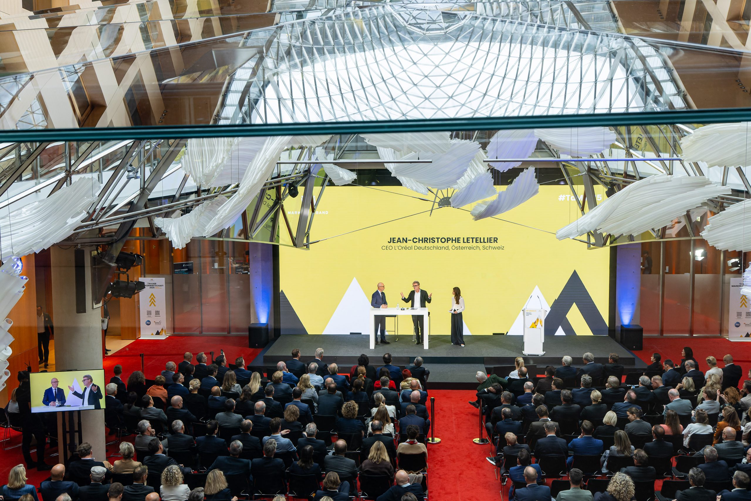markenverband_vaterblut_agentur_event_bühne_tag_der_markenwirtschaft_2025_jean_christophe_letellier_ceo_loreal