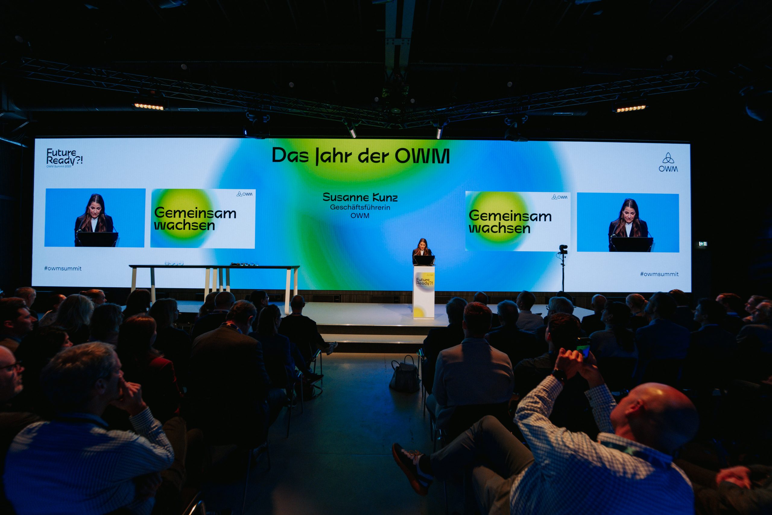 OWM_Summit_2025_alte Münze_30 Jahre_agentur_VATERBLUT_LED Wand_Susanne Kunz