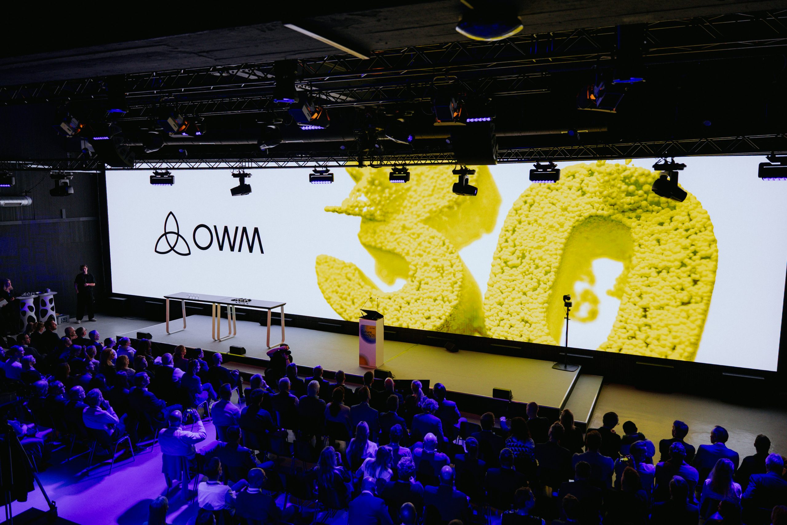 OWM_Summit_2025_alte Münze_30 Jahre_agentur_VATERBLUT_LED Wand