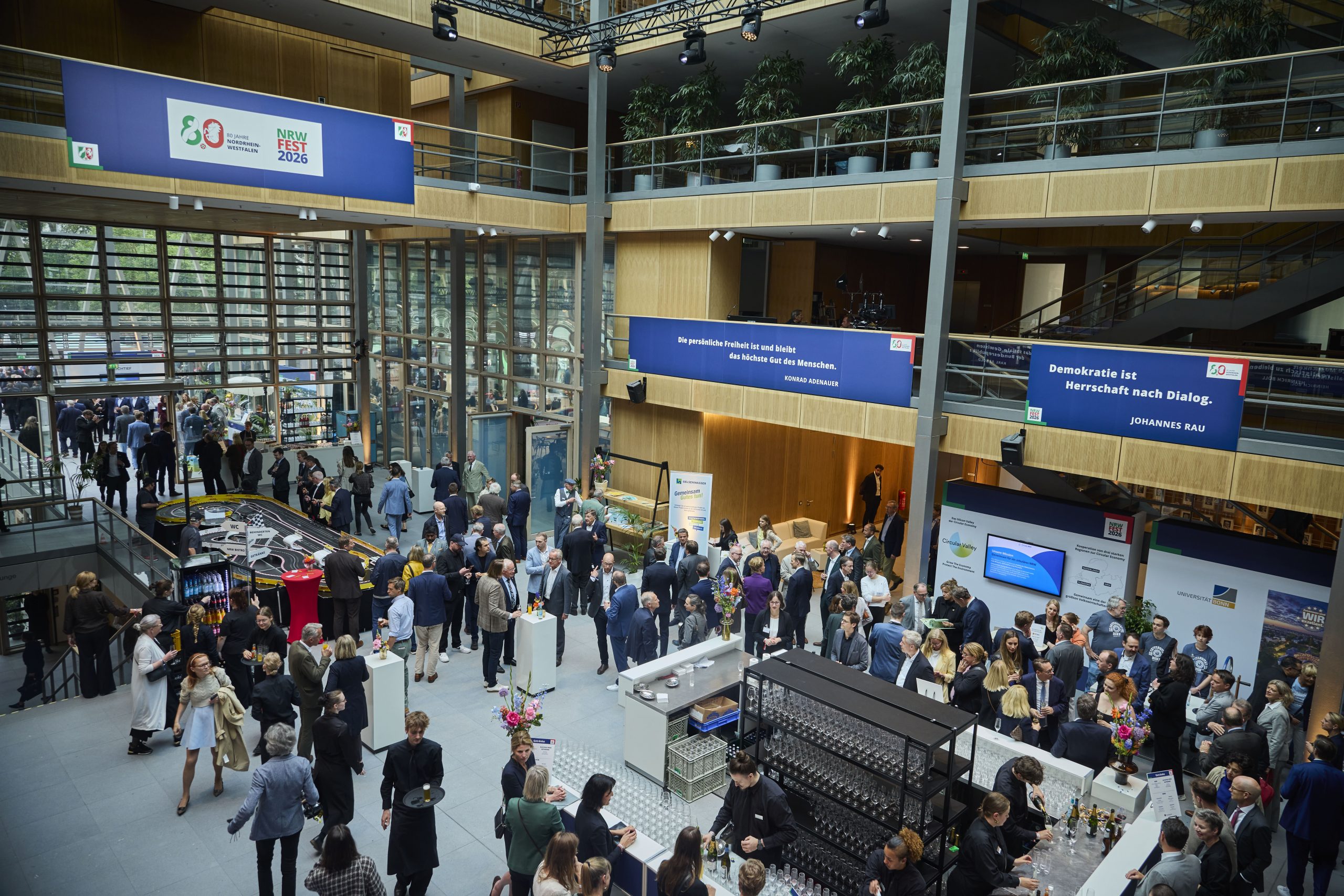 NRW-Fest_2026_Berlin_Landesvertretung Nordrhein-Westfalen_Atrium_80 Jahre_NRW_Agentur_VATERBLUT